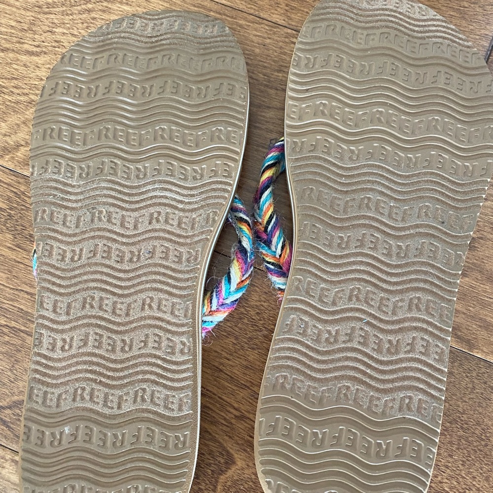 NWOT Cushion Reef girls flip flops - Picture 4 of 5